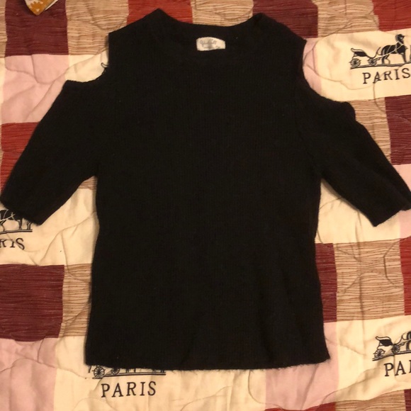 Brandy Melville Cold Shoulder Cropped Sweater - Picture 2 of 4